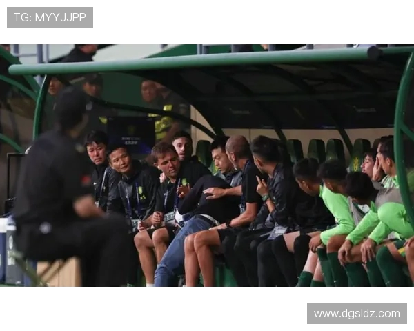 武汉三镇强强对决展现顶级足球魅力 两队激烈较量为球迷带来精彩视觉盛宴